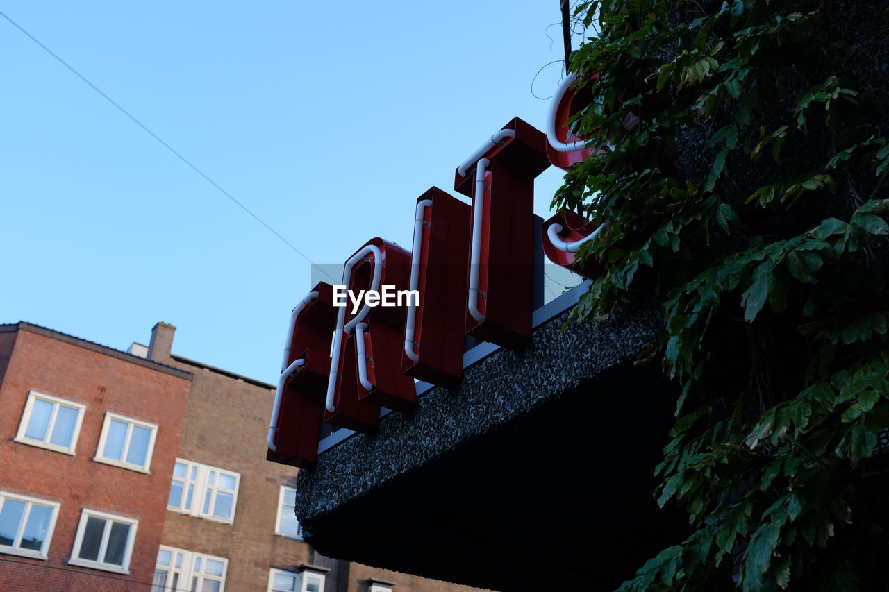 LOW ANGLE VIEW OF BUILT STRUCTURE AGAINST SKY