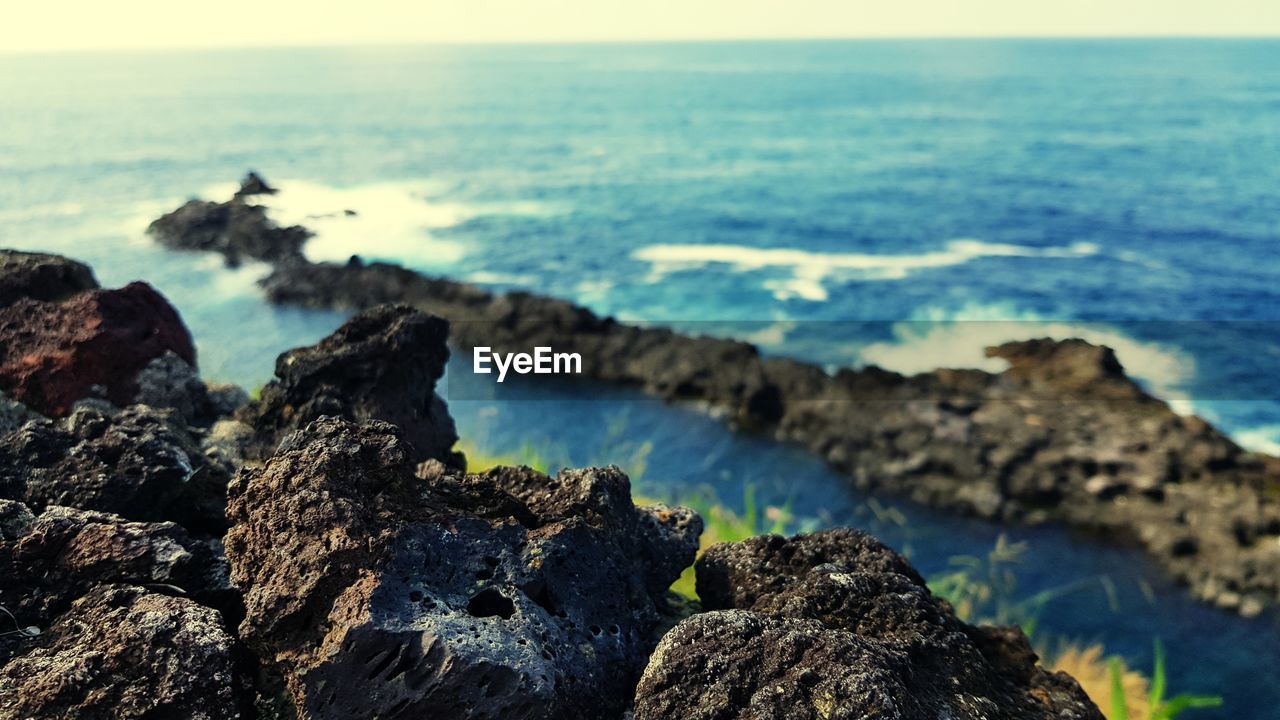 SCENIC VIEW OF SEA AGAINST ROCKS