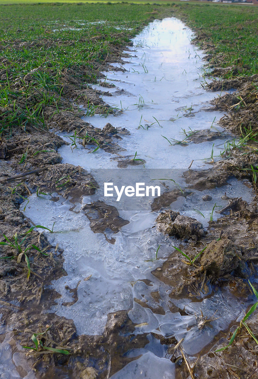 HIGH ANGLE VIEW OF WET PUDDLE