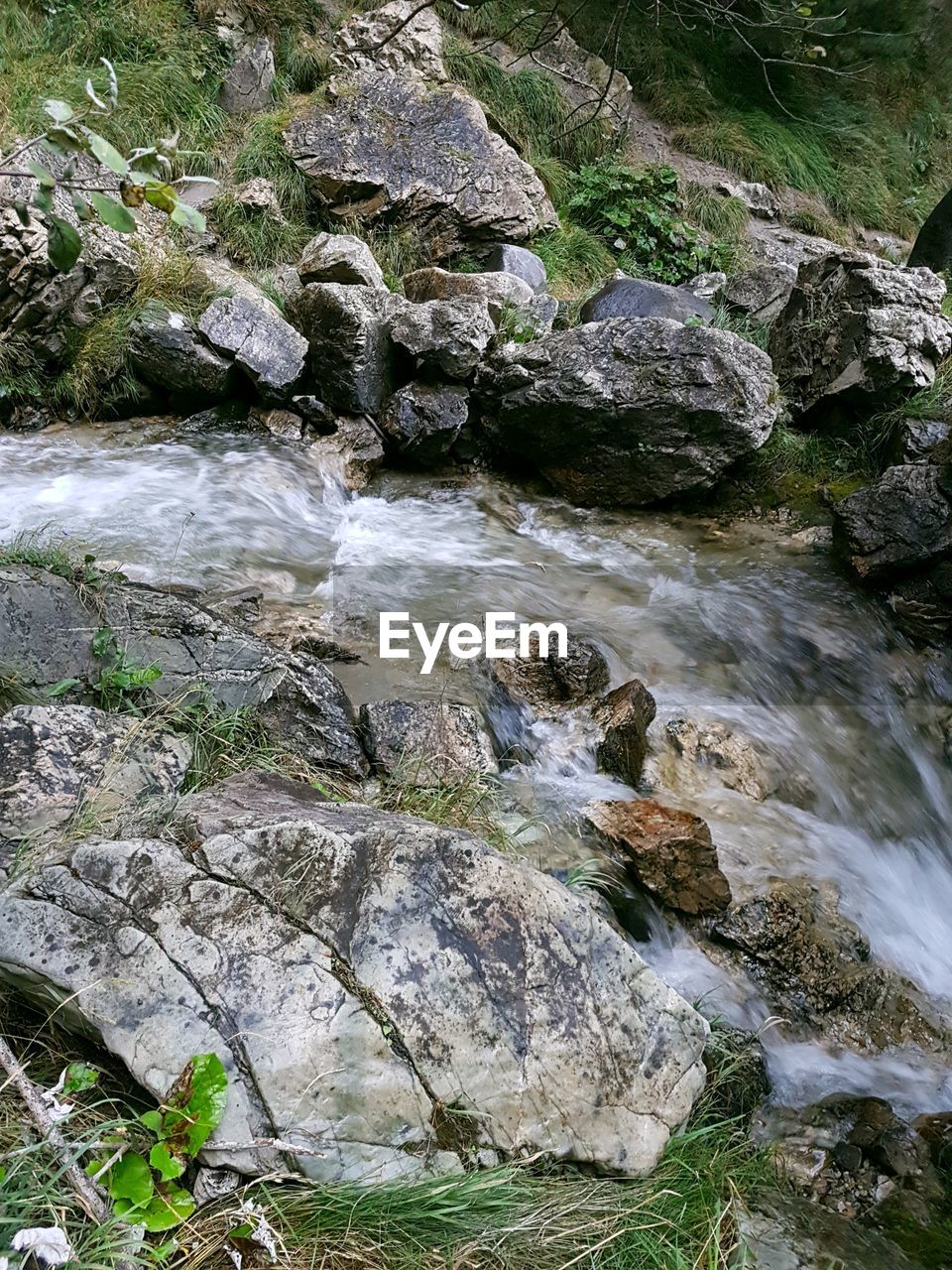 HIGH ANGLE VIEW OF WATER FLOWING THROUGH ROCKS