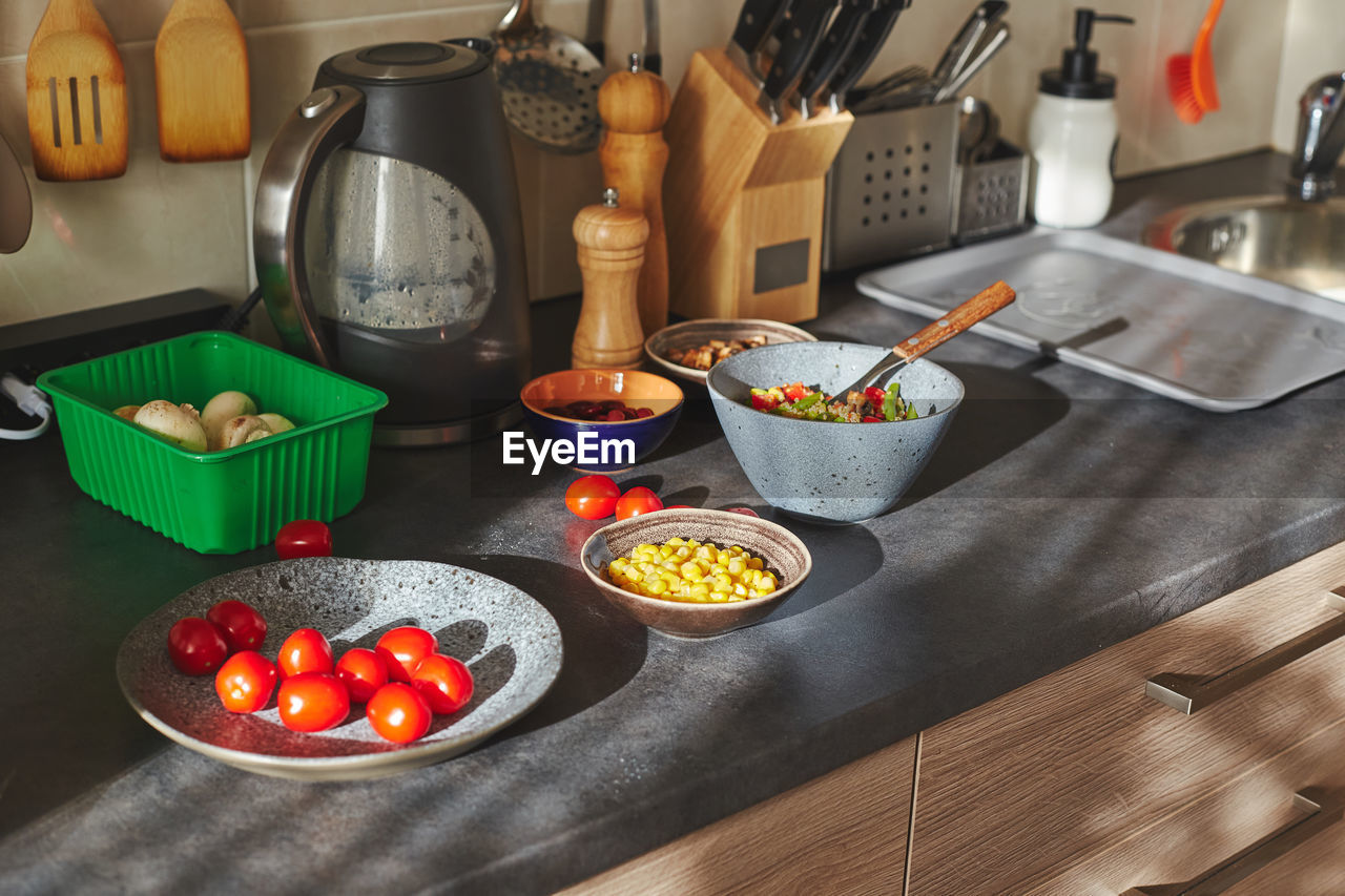 HIGH ANGLE VIEW OF VARIOUS FRUITS IN BOWL ON TABLE