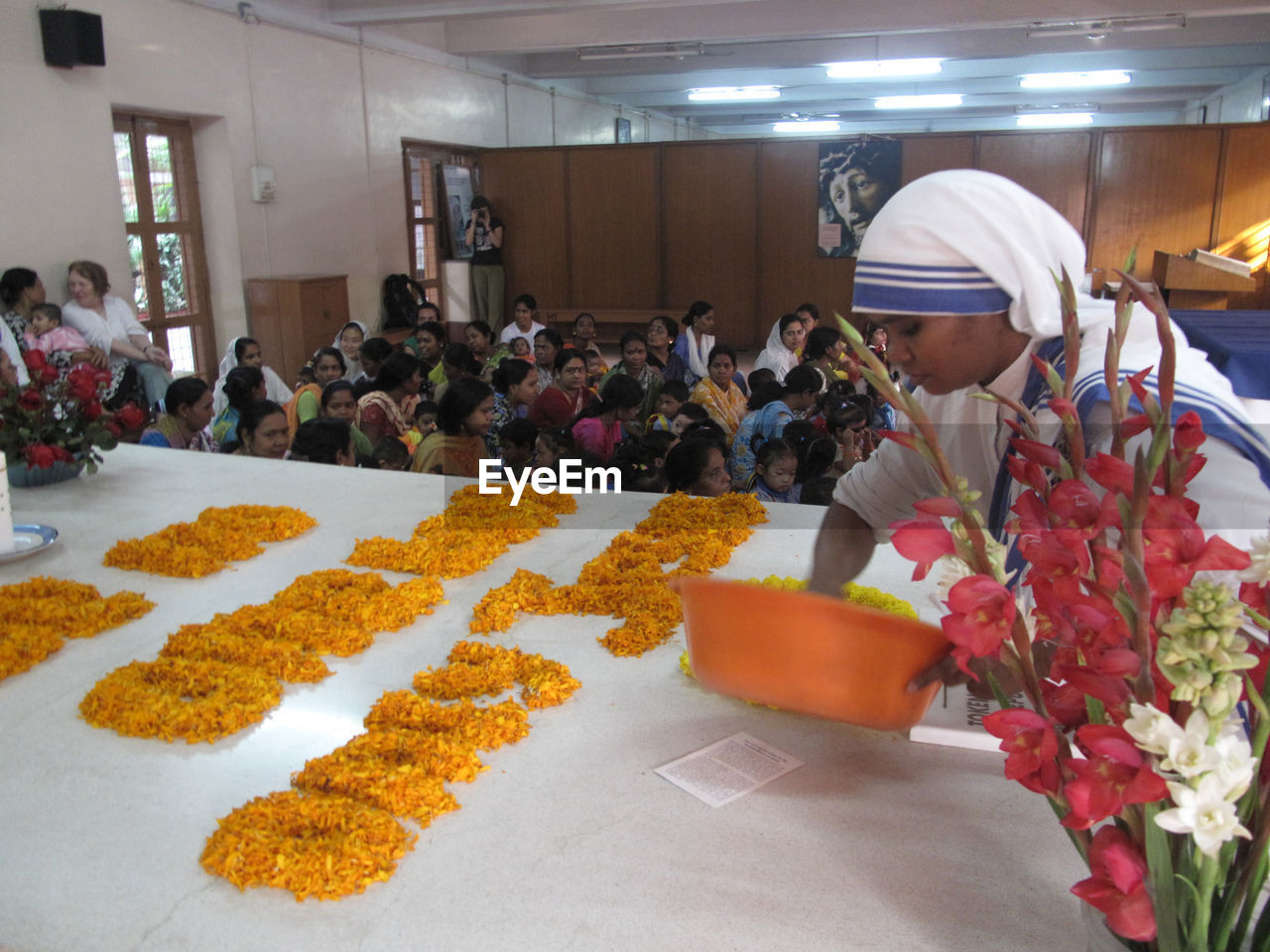 PERSON HOLDING FLOWERS IN STORE