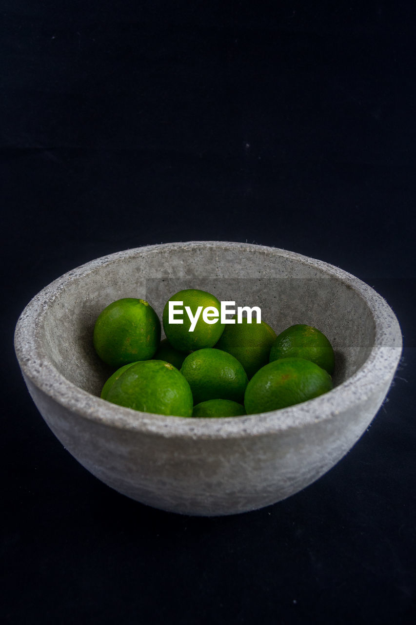 CLOSE-UP OF FRUITS IN BOWL