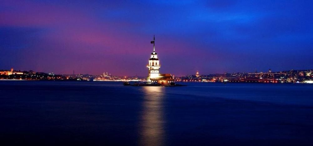 VIEW OF ILLUMINATED CITYSCAPE AT NIGHT