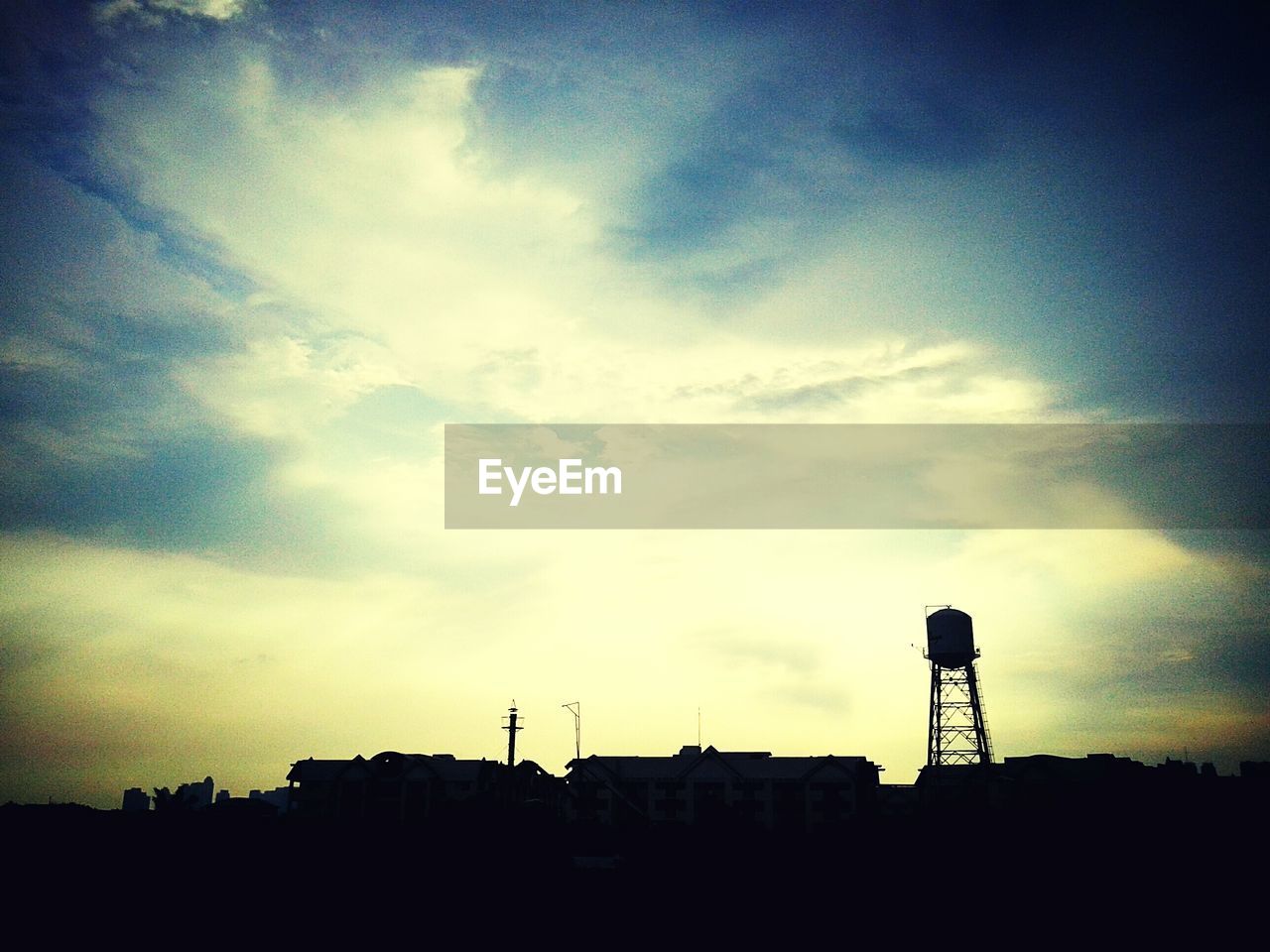 LOW ANGLE VIEW OF BUILT STRUCTURE AGAINST SUNSET SKY