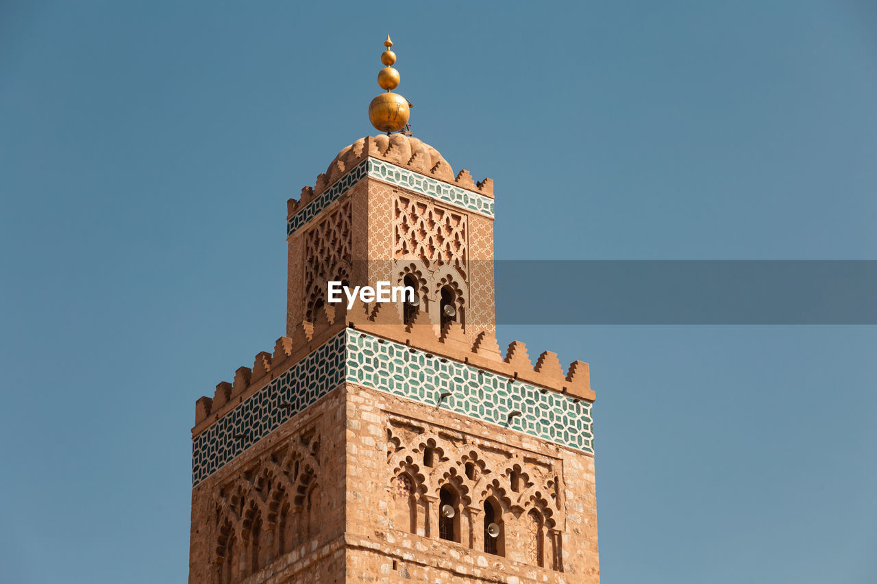 LOW ANGLE VIEW OF A BUILDING AGAINST CLEAR BLUE SKY