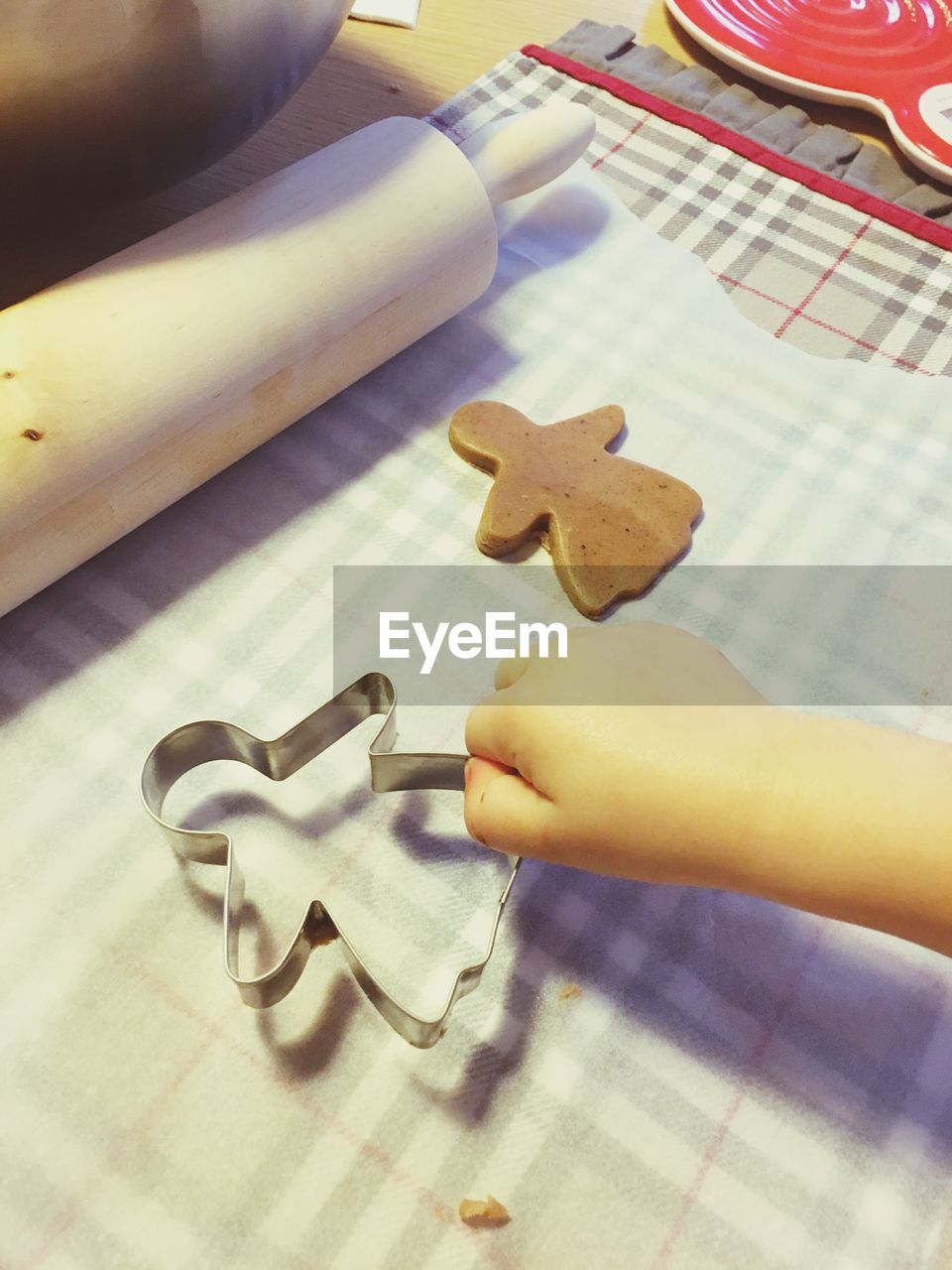 CLOSE-UP OF HAND HOLDING COOKIES