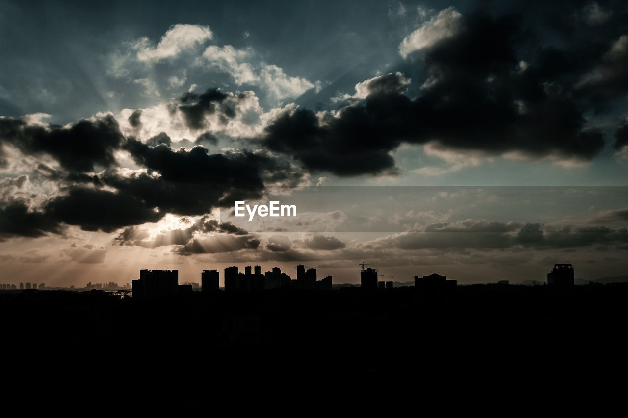 SILHOUETTE BUILDINGS AGAINST SKY AT DUSK