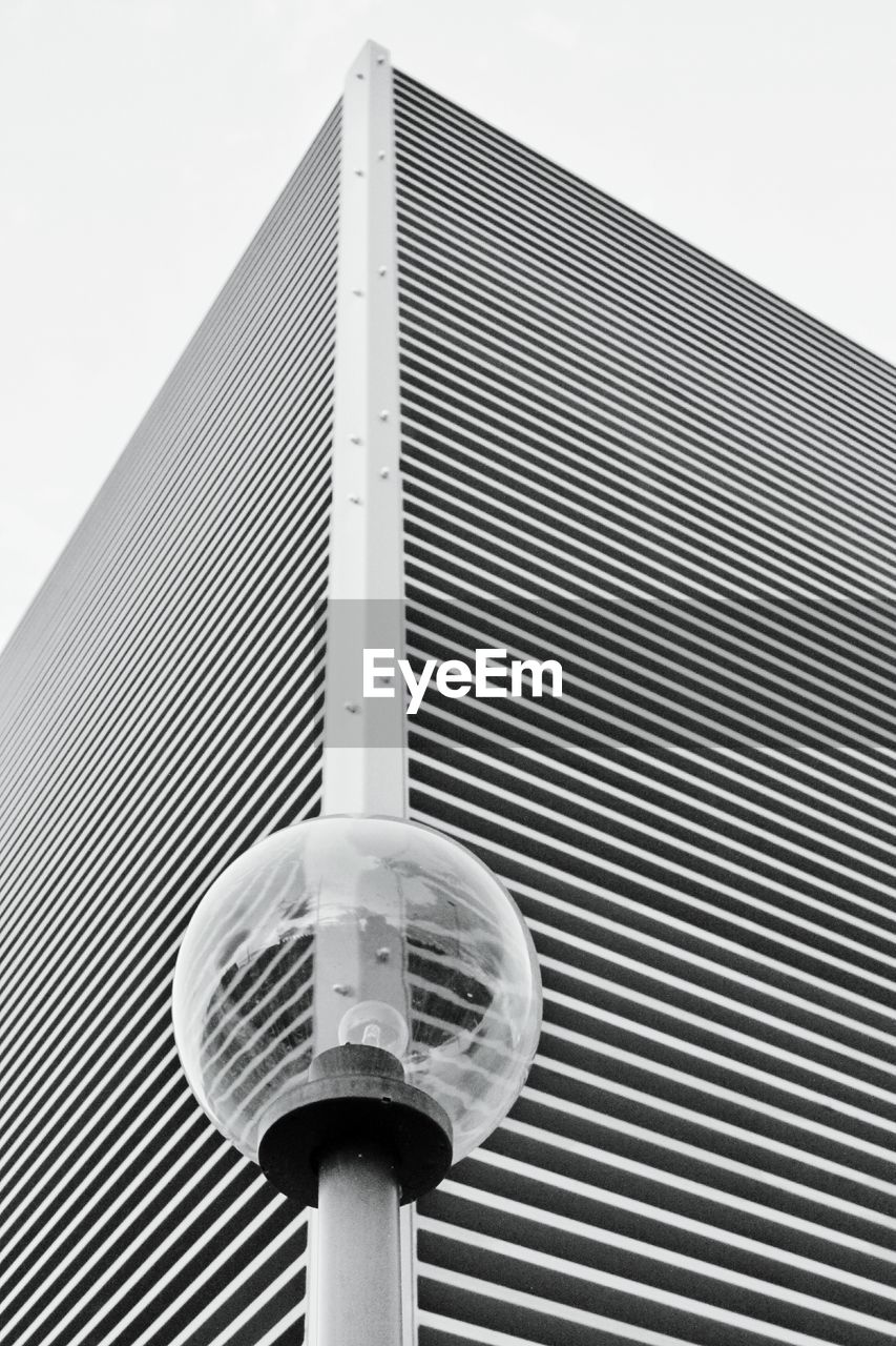LOW ANGLE VIEW OF TALL BUILDING AGAINST CLEAR SKY