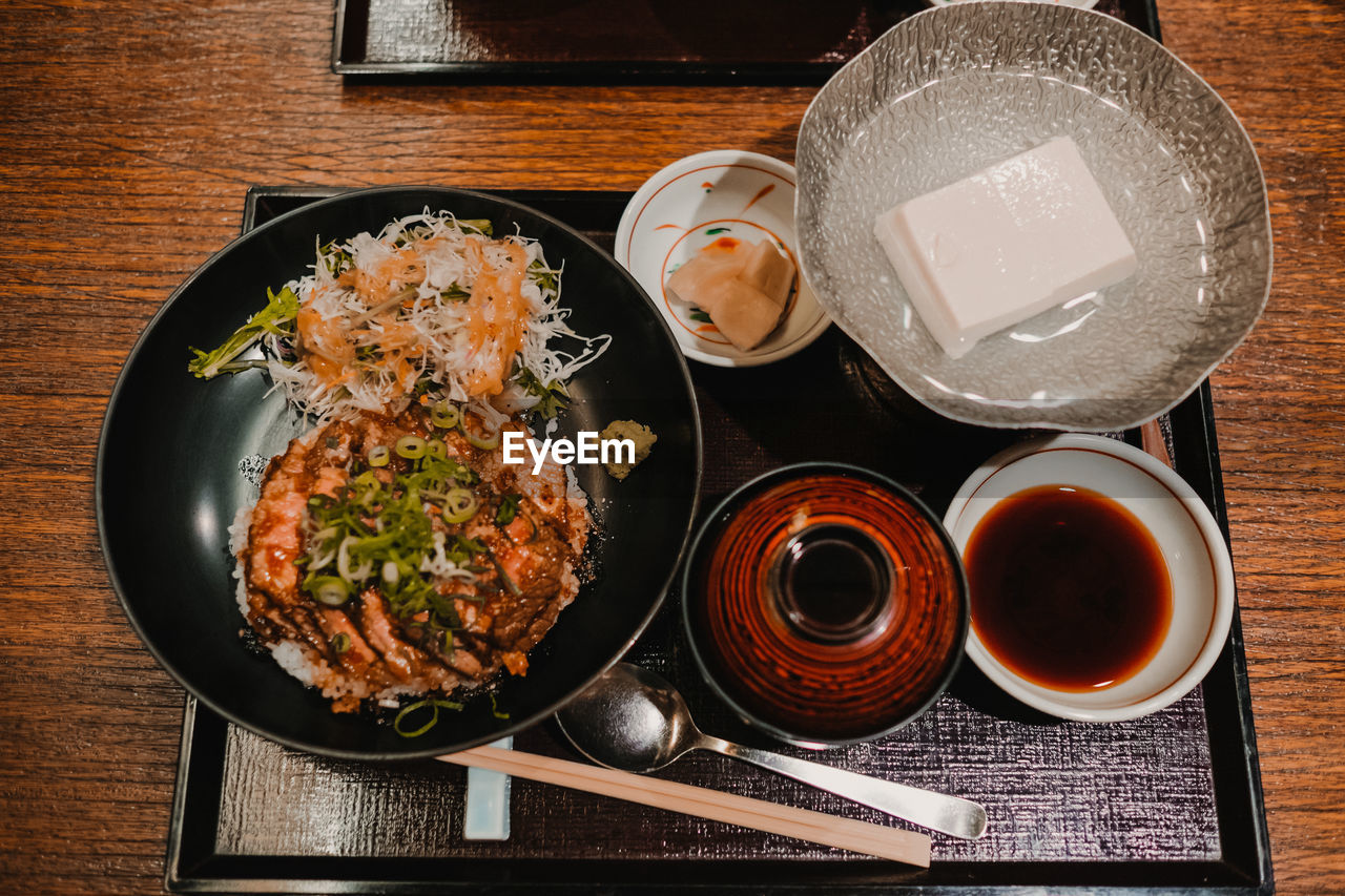 HIGH ANGLE VIEW OF FOOD IN TRAY