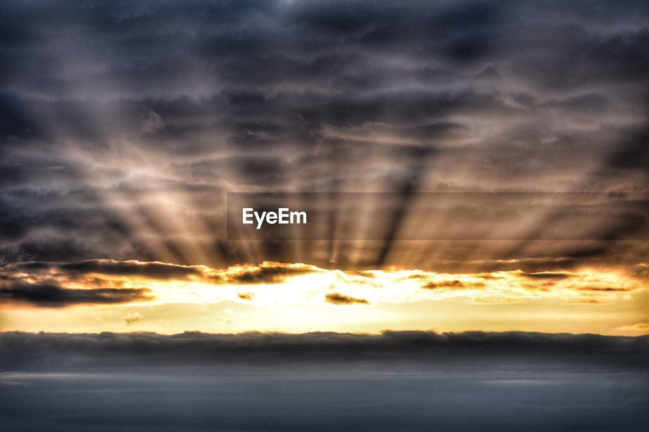 SCENIC VIEW OF CLOUDSCAPE AGAINST DRAMATIC SKY