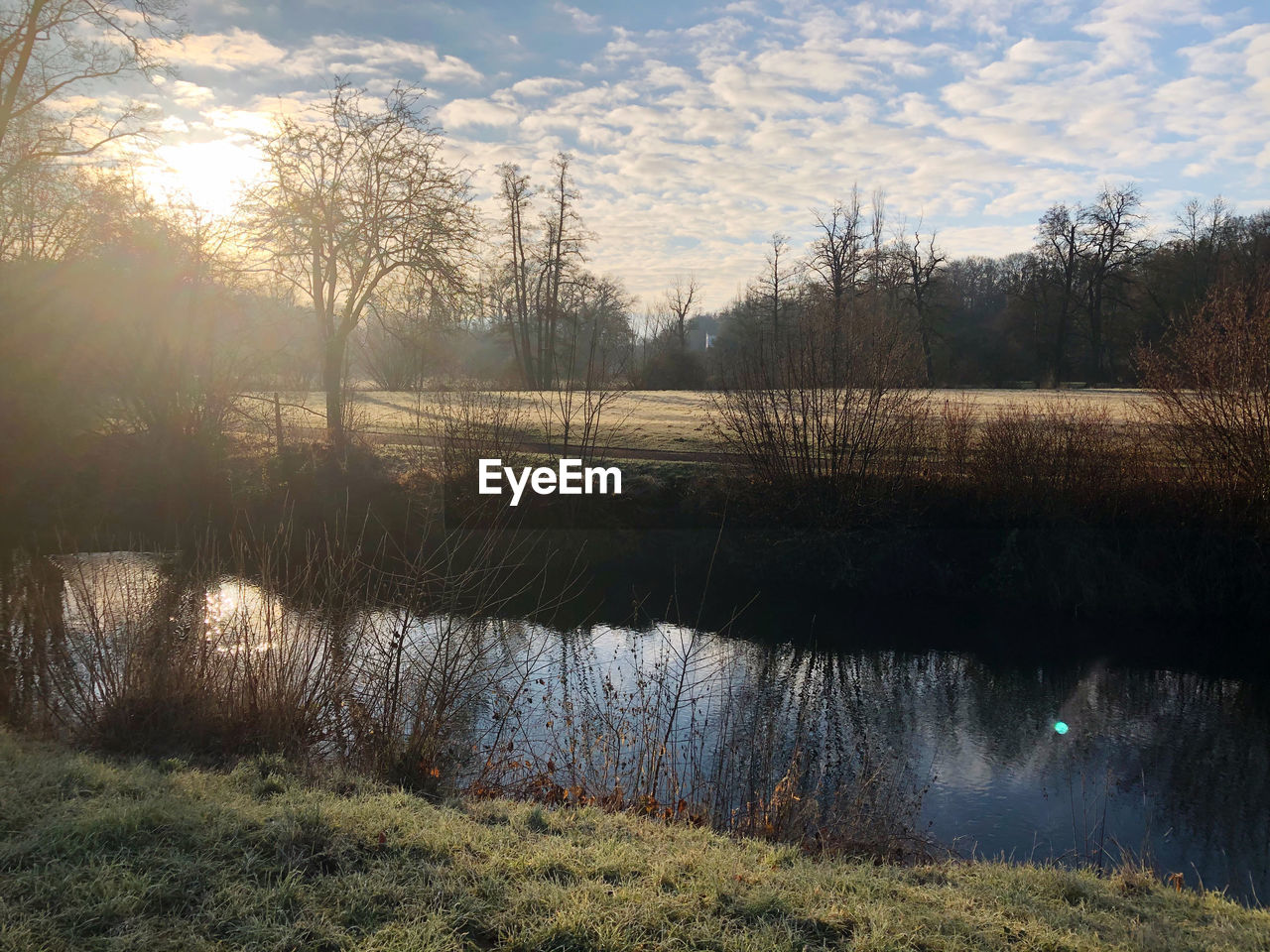 SCENIC VIEW OF LAKE AGAINST SKY DURING SUNRISE