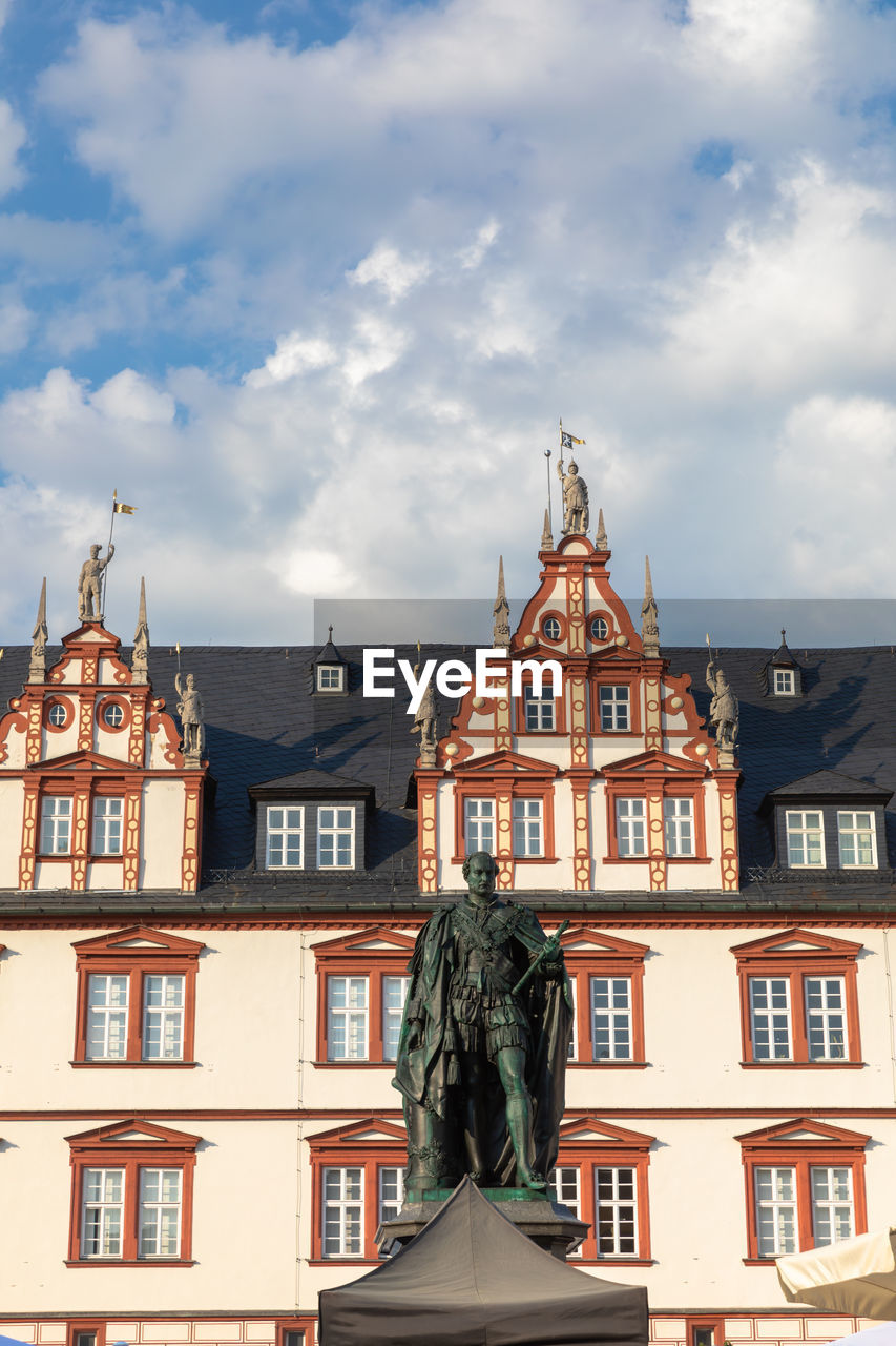 LOW ANGLE VIEW OF STATUE AGAINST BUILDING