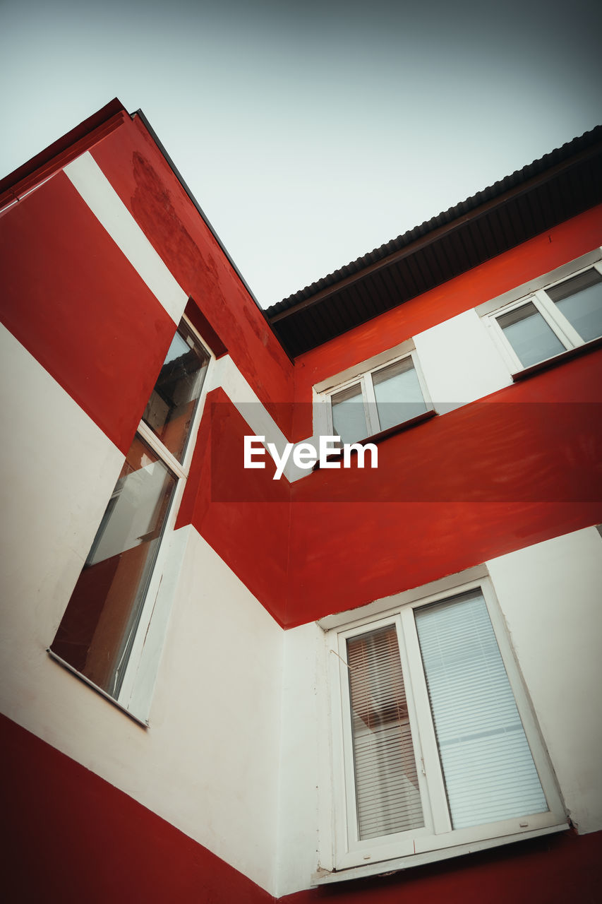 LOW ANGLE VIEW OF HOUSE AGAINST SKY