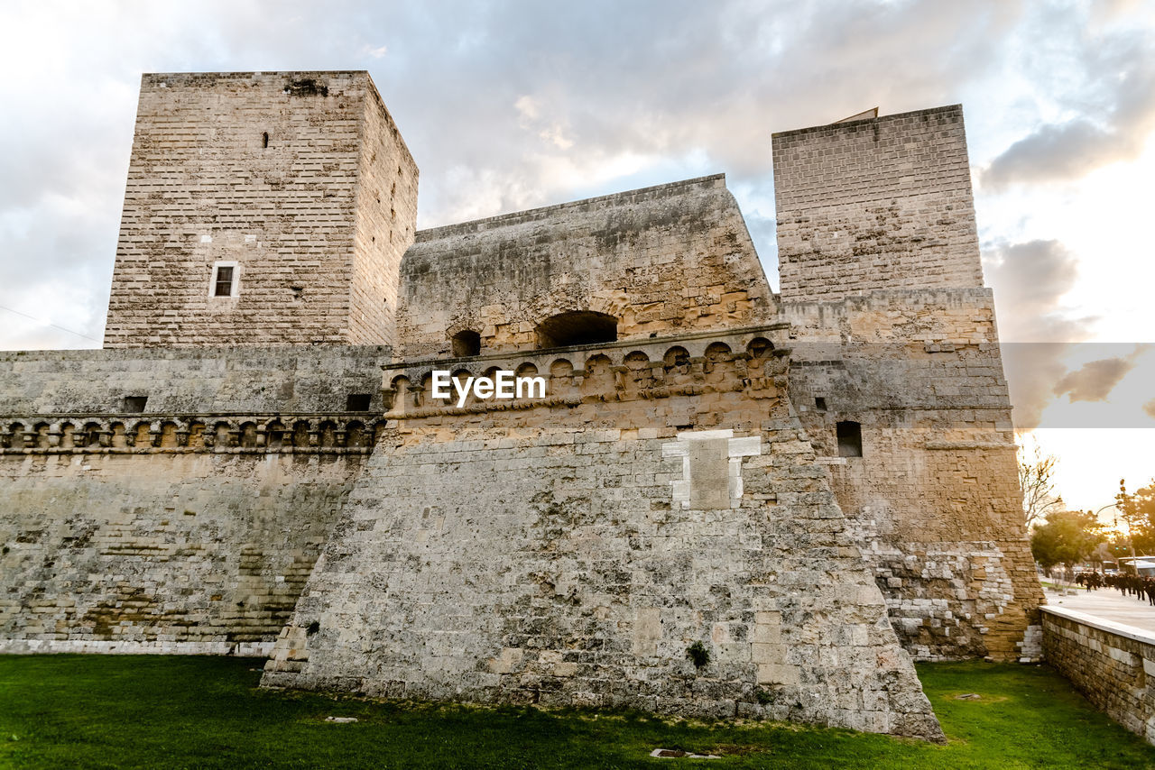 LOW ANGLE VIEW OF HISTORIC BUILDING AGAINST SKY