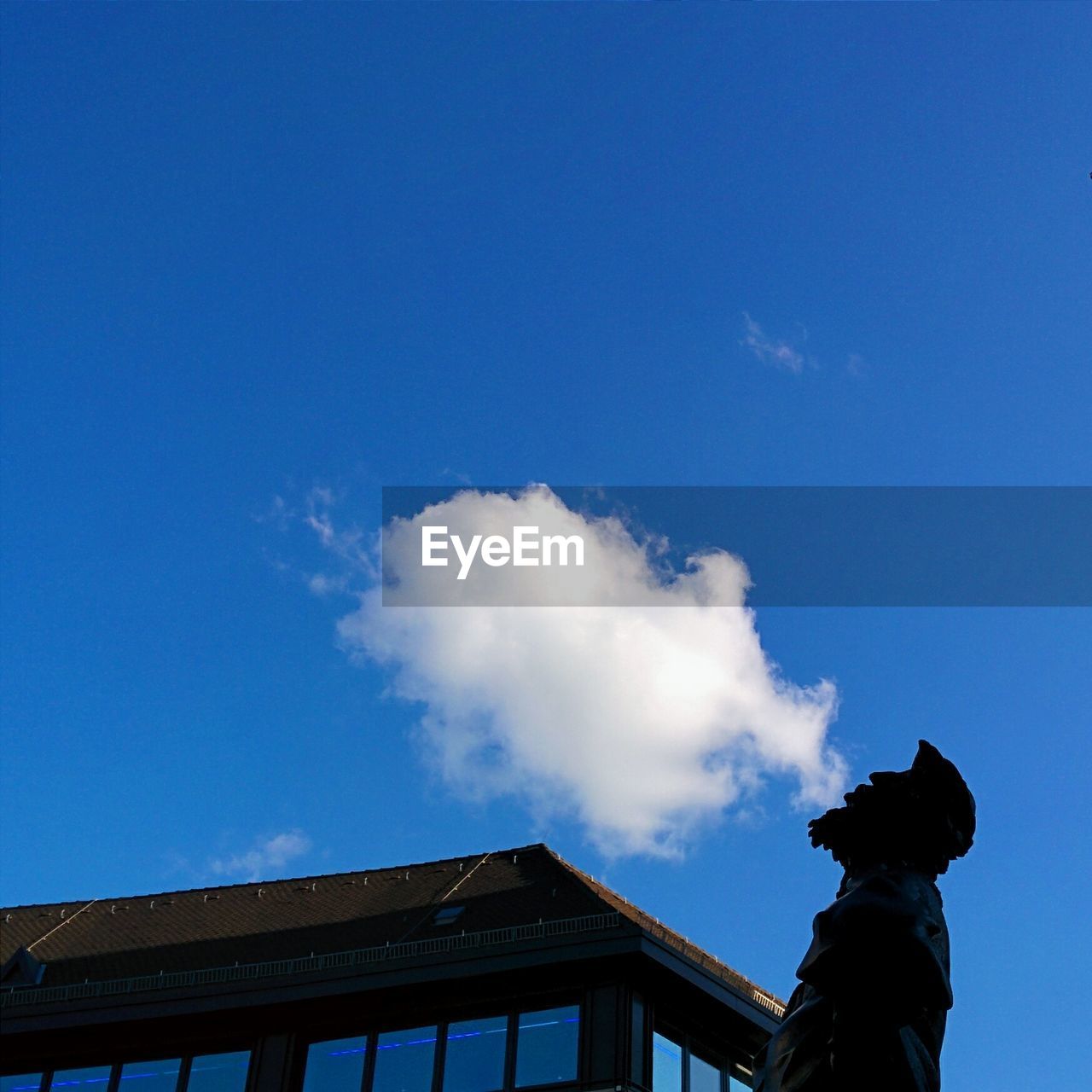 Optical illusion of statue smoking clouds