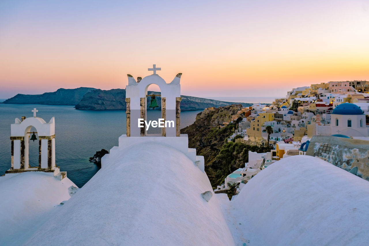 SCENIC VIEW OF SEA AND BUILDINGS AGAINST SKY