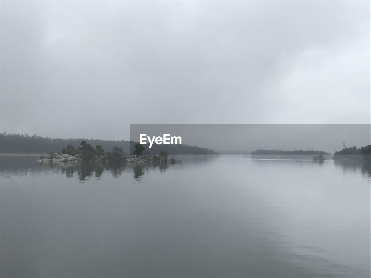 IDYLLIC VIEW OF LAKE AGAINST SKY