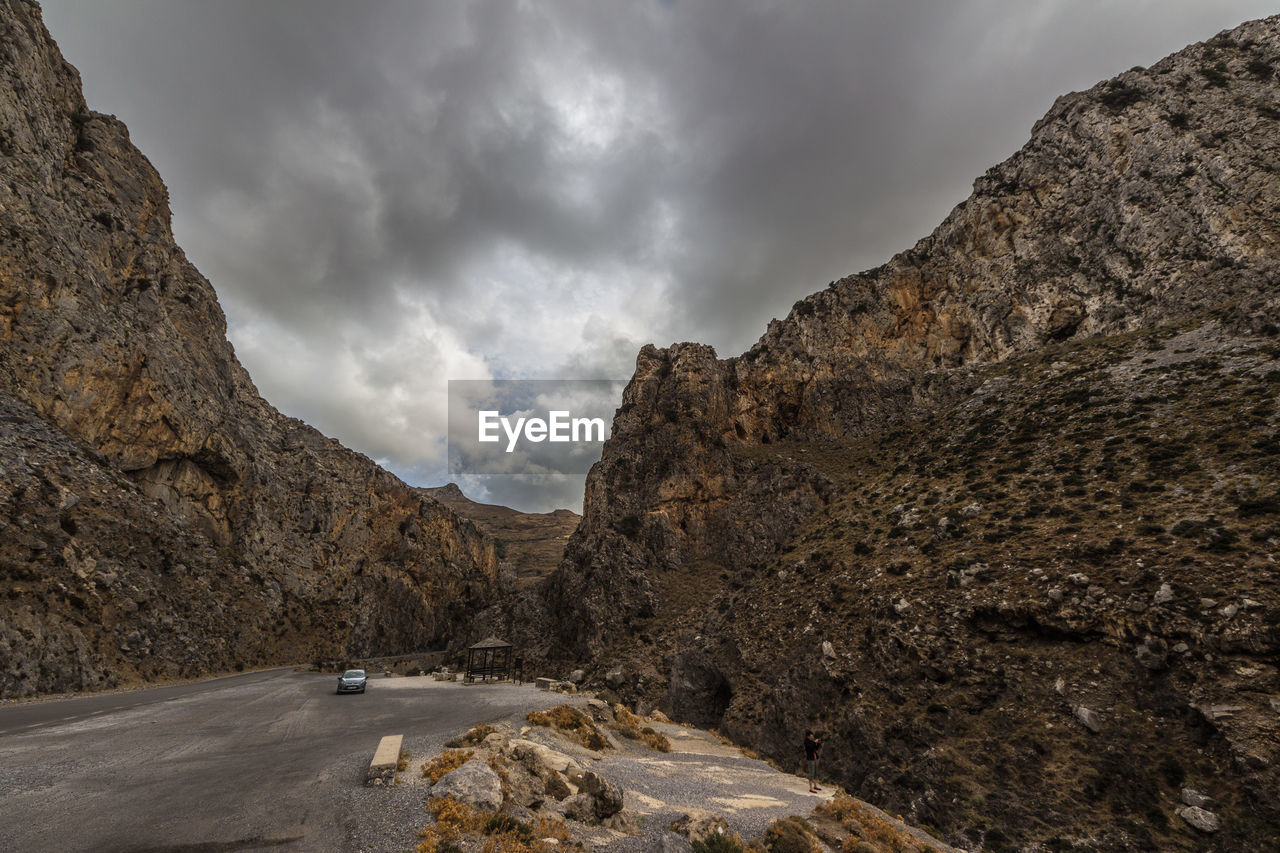 SCENIC VIEW OF MOUNTAIN ROAD AGAINST SKY