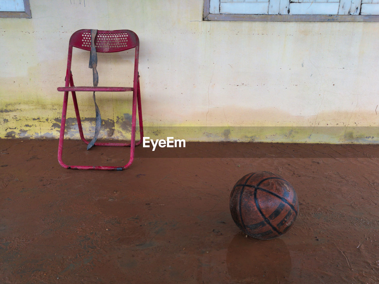 HIGH ANGLE VIEW OF BASKETBALL HOOP AGAINST WALL