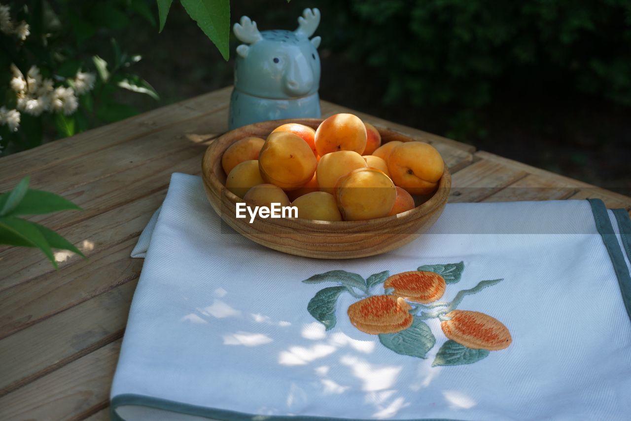 HIGH ANGLE VIEW OF ORANGE FRUITS ON TABLE