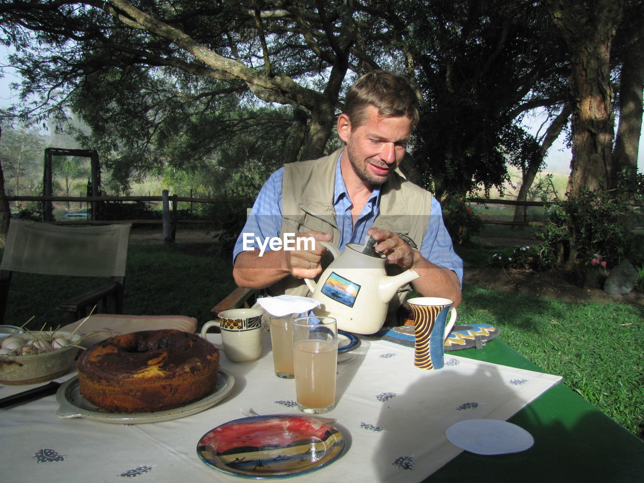 MID ADULT MAN HAVING FOOD