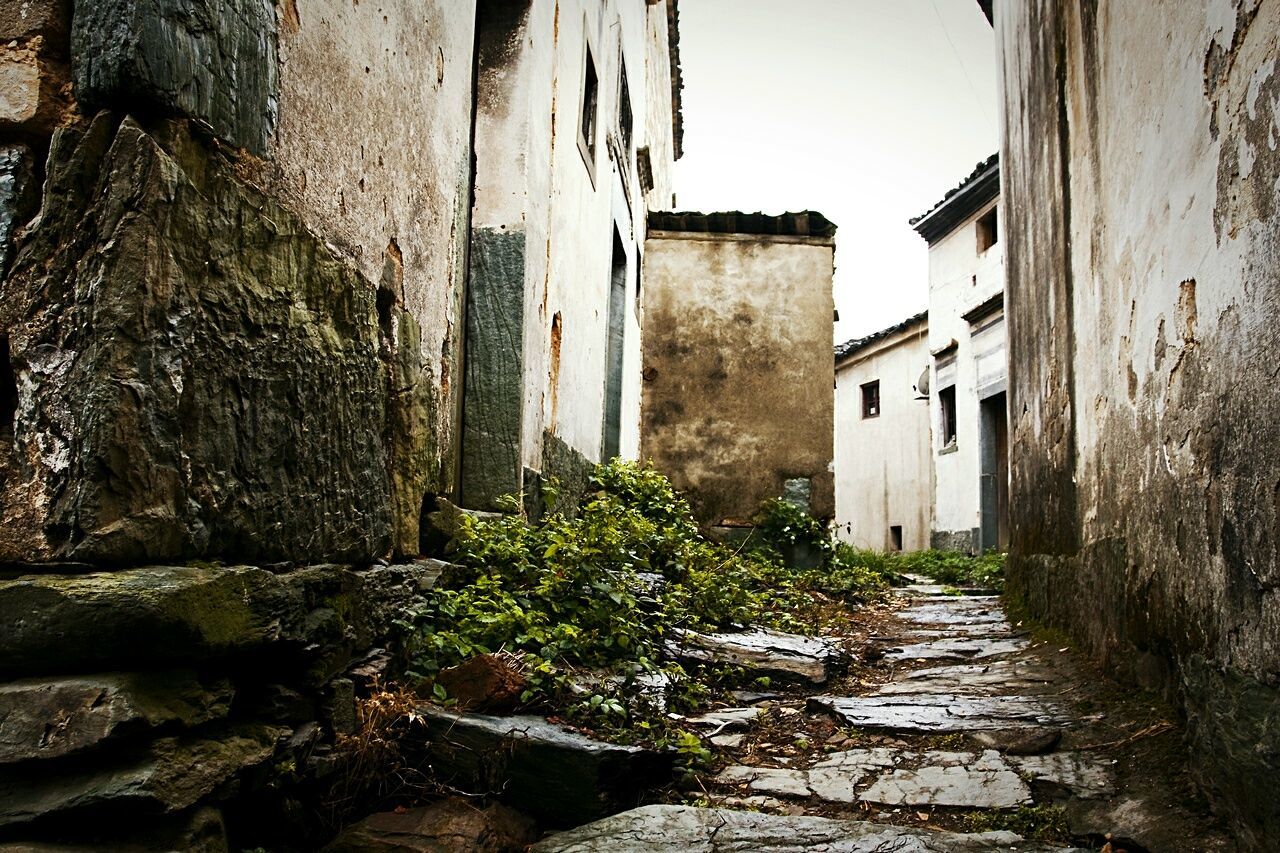 NARROW ALLEY IN OLD TOWN