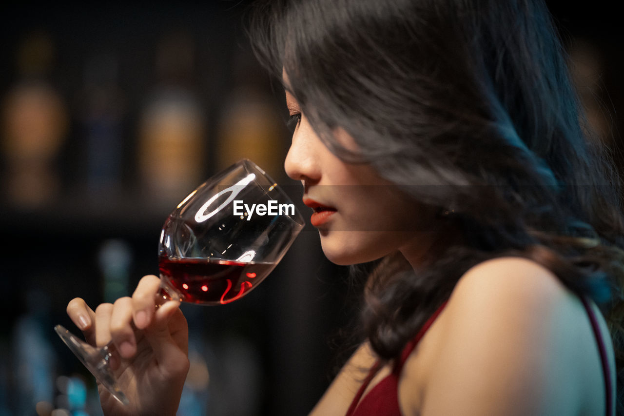 Portrait of woman drinking glass