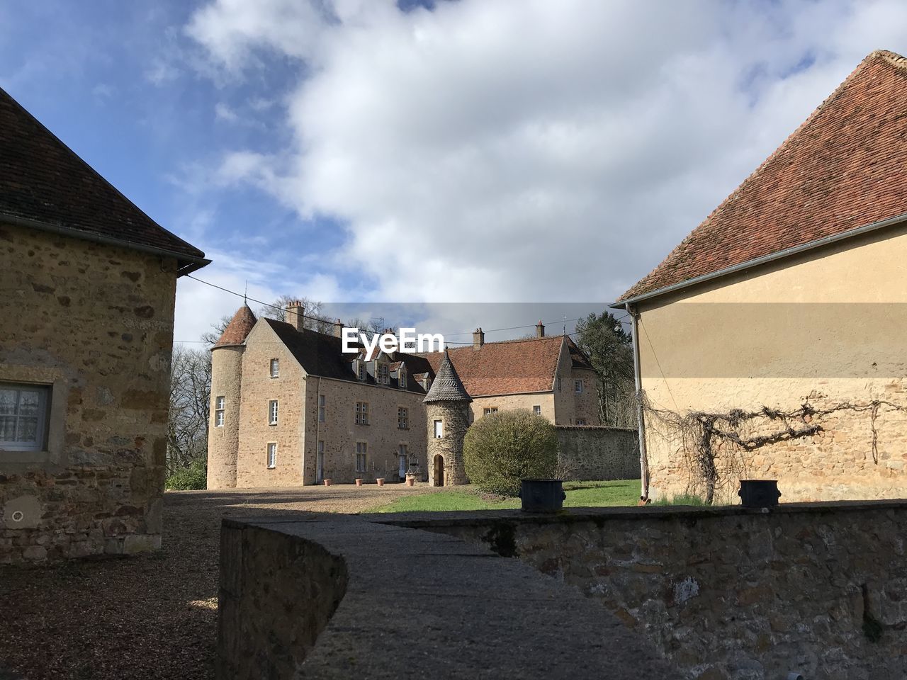 LOW ANGLE VIEW OF OLD BUILDINGS AGAINST SKY