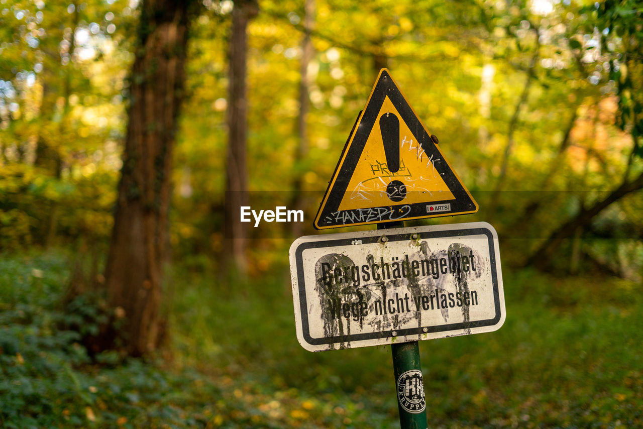 INFORMATION SIGN ON TREE TRUNK