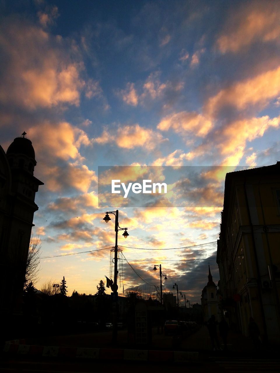 LOW ANGLE VIEW OF SILHOUETTE BUILDINGS AGAINST SUNSET SKY