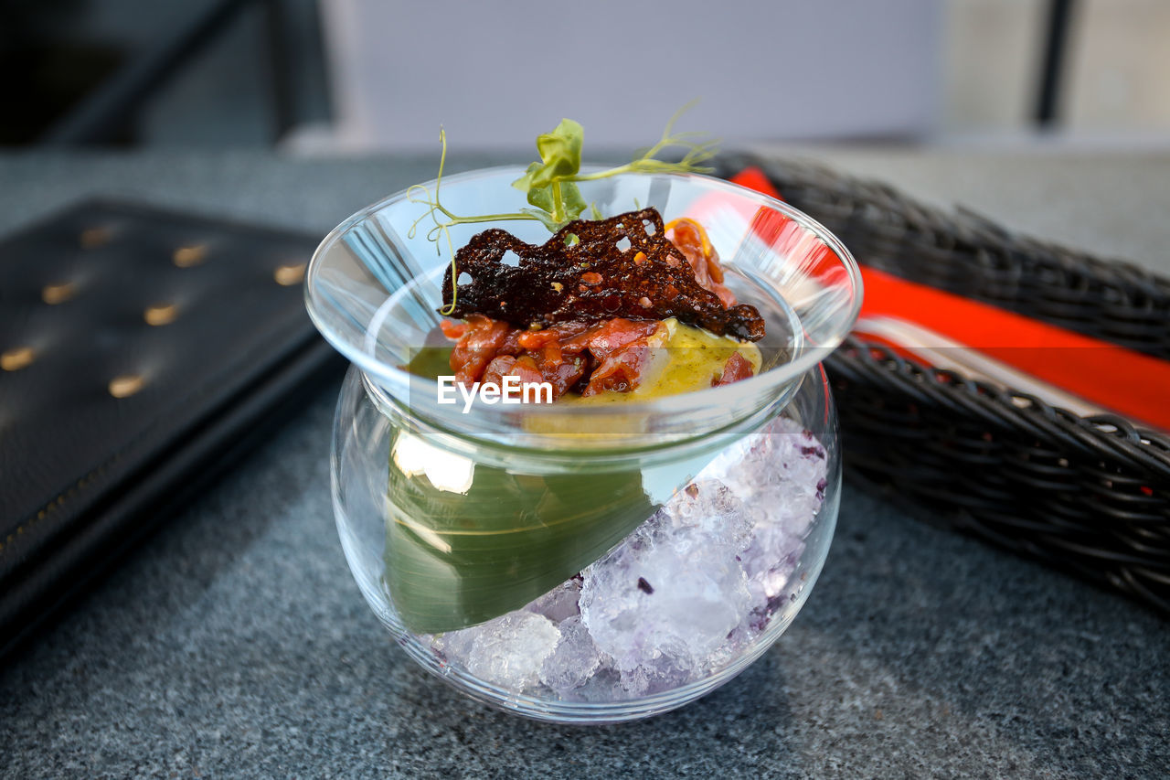CLOSE-UP OF FOOD IN TRAY