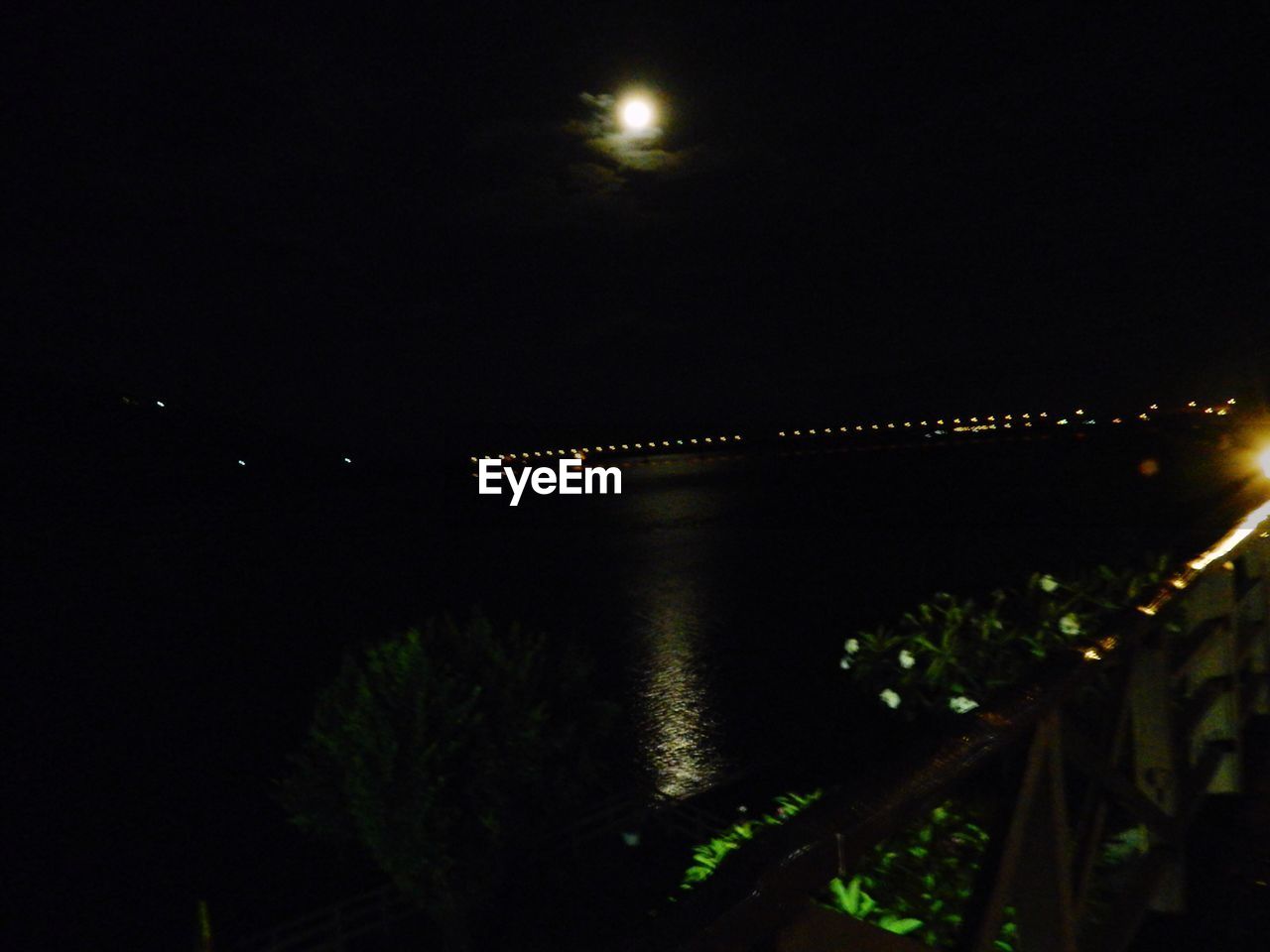 ILLUMINATED MOON IN SKY AT NIGHT