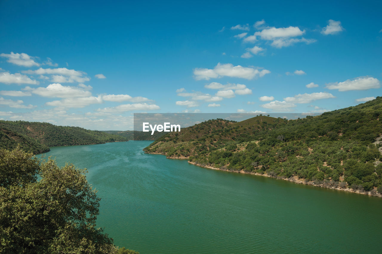 PANORAMIC VIEW OF SEA AND MOUNTAINS AGAINST SKY