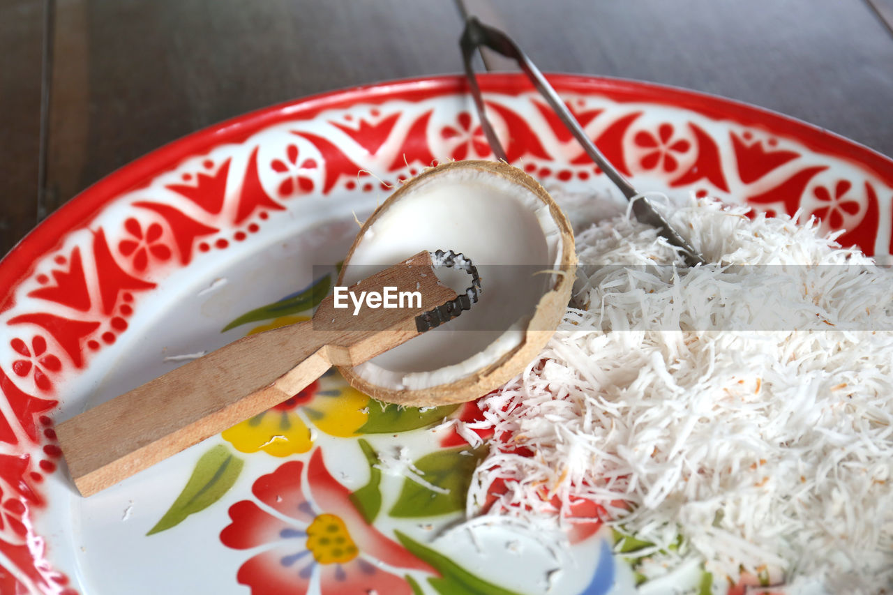 HIGH ANGLE VIEW OF DESSERT IN PLATE