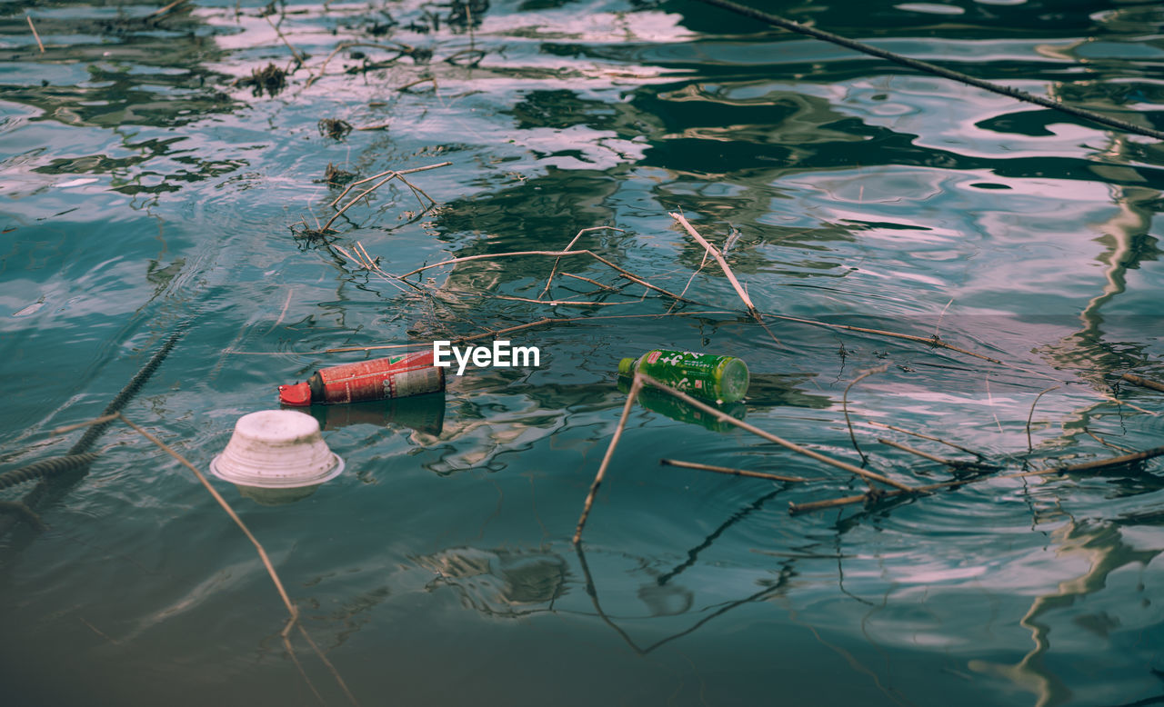 HIGH ANGLE VIEW OF FLOATING ON LAKE