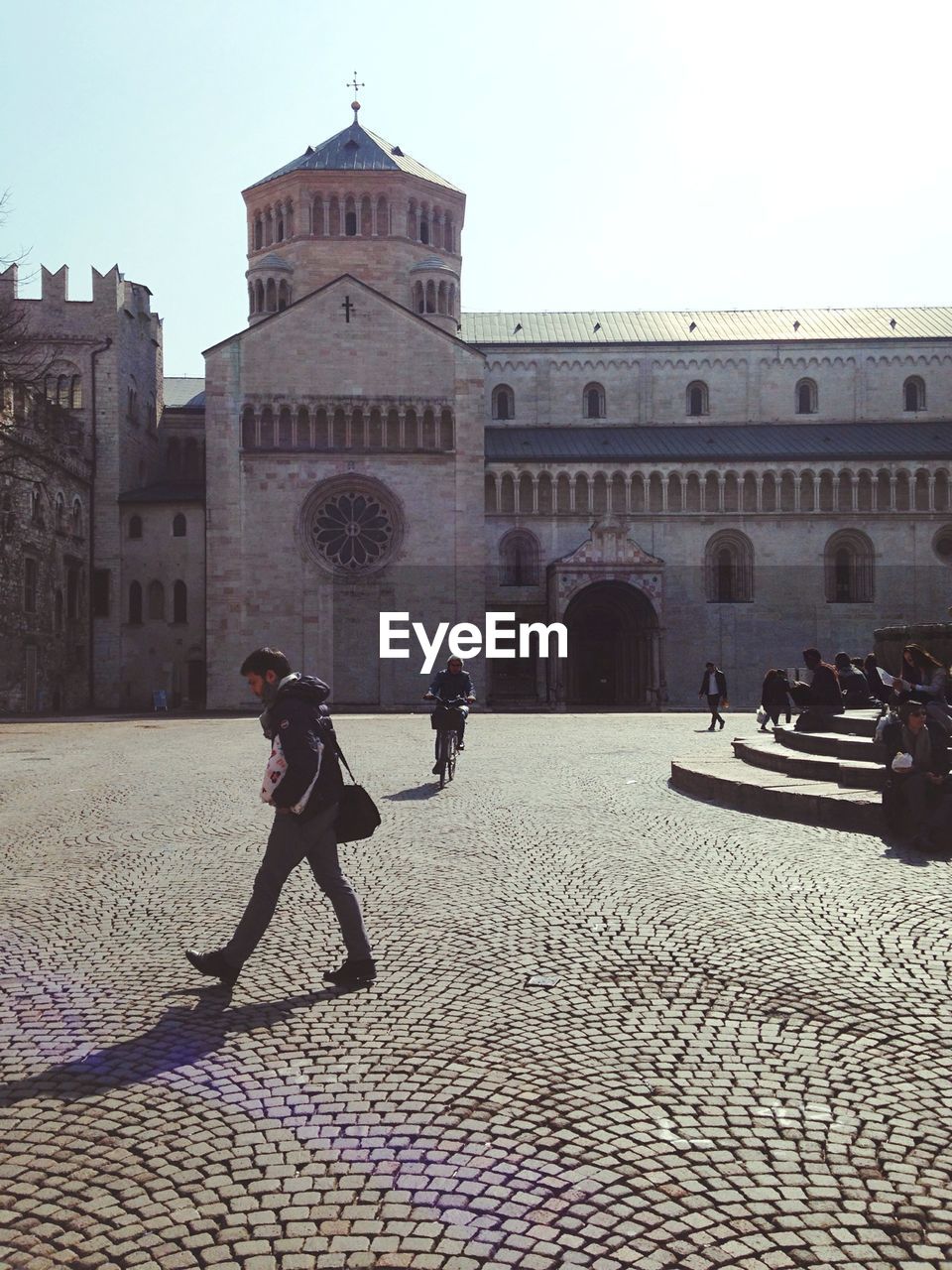 TOURISTS IN FRONT OF HISTORICAL BUILDING