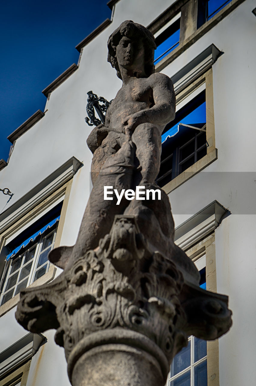 LOW ANGLE VIEW OF STATUE OF BUILDING