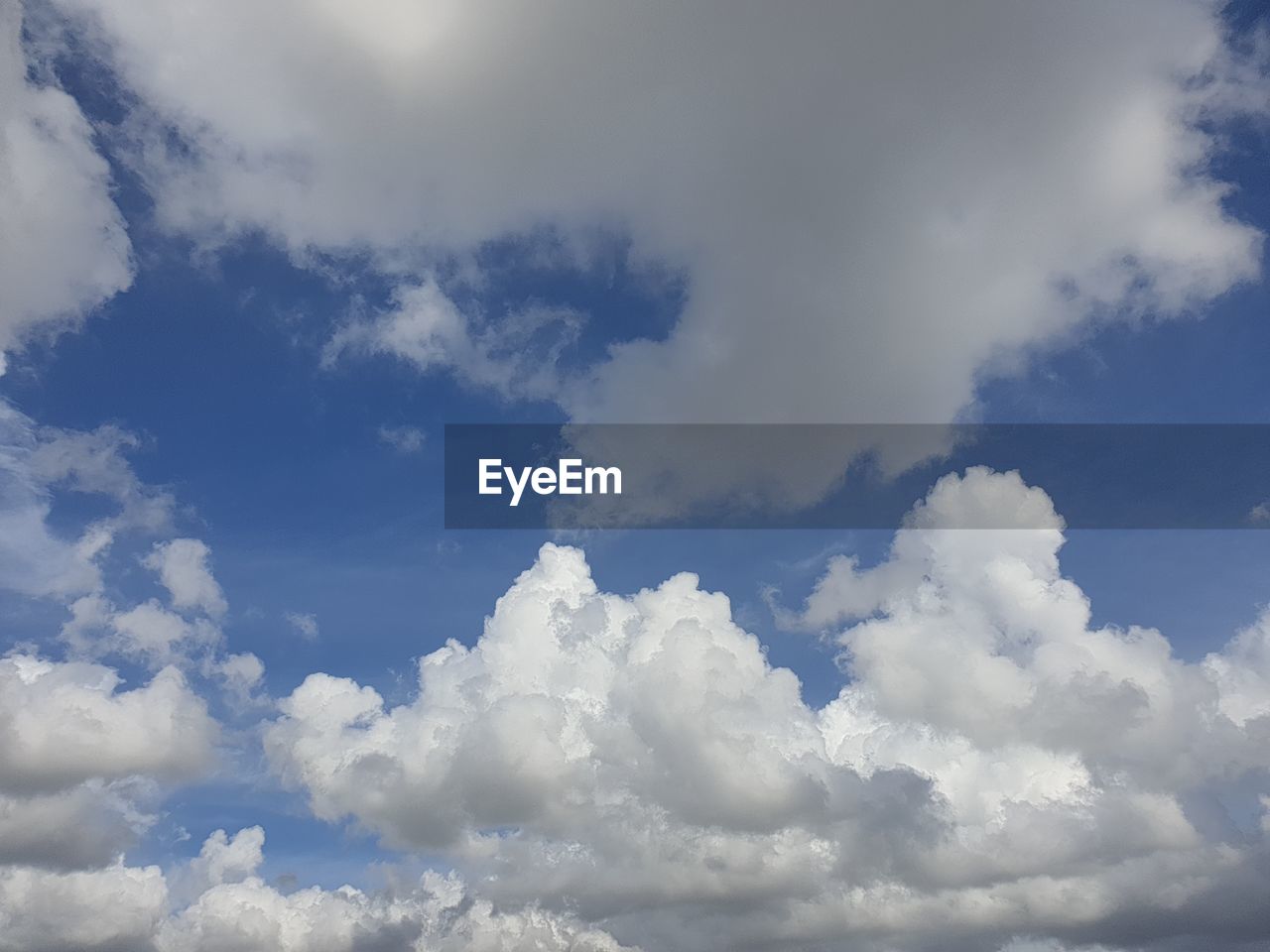 LOW ANGLE VIEW OF CLOUDSCAPE AGAINST SKY