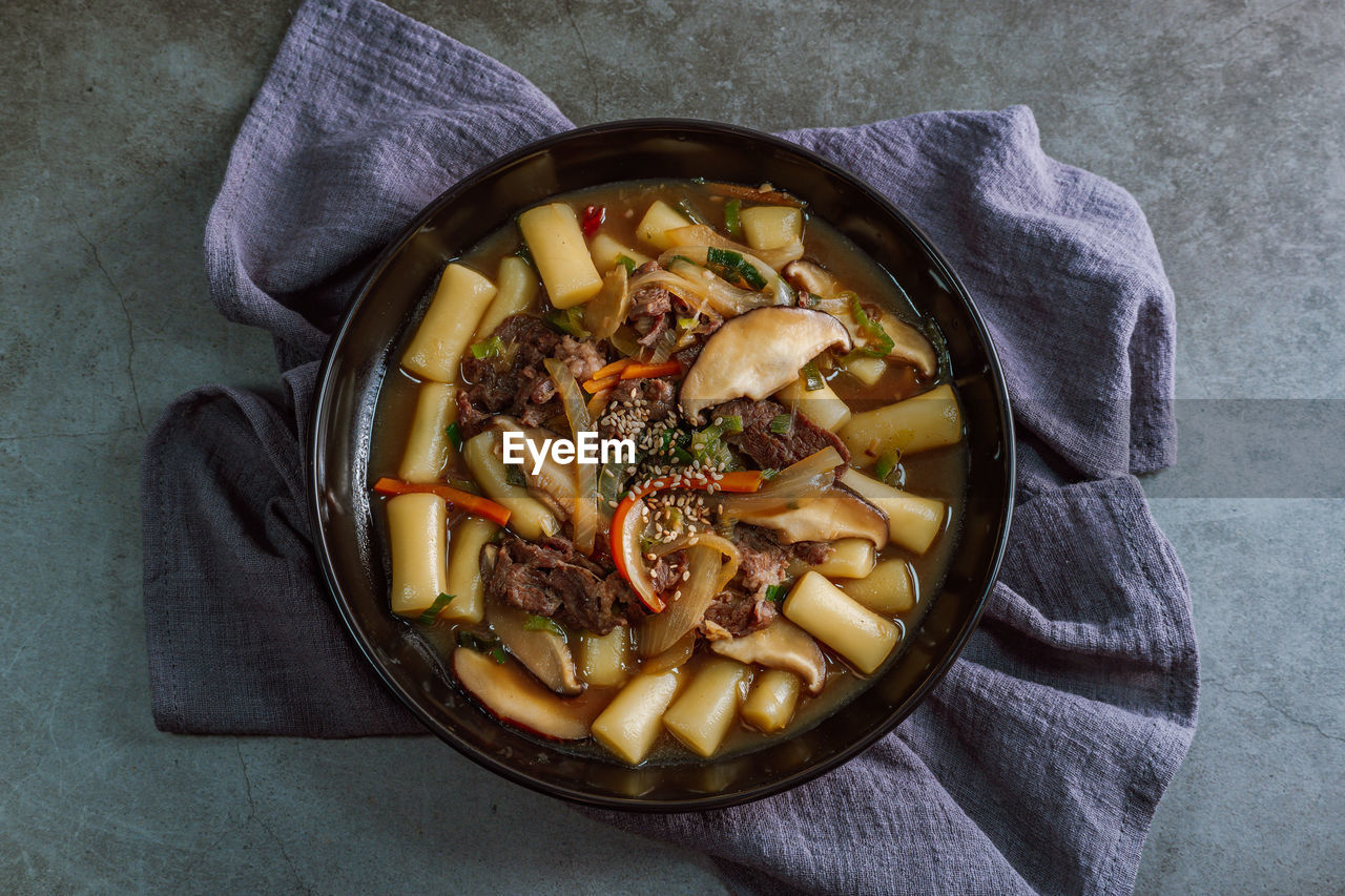 HIGH ANGLE VIEW OF FOOD IN BOWL