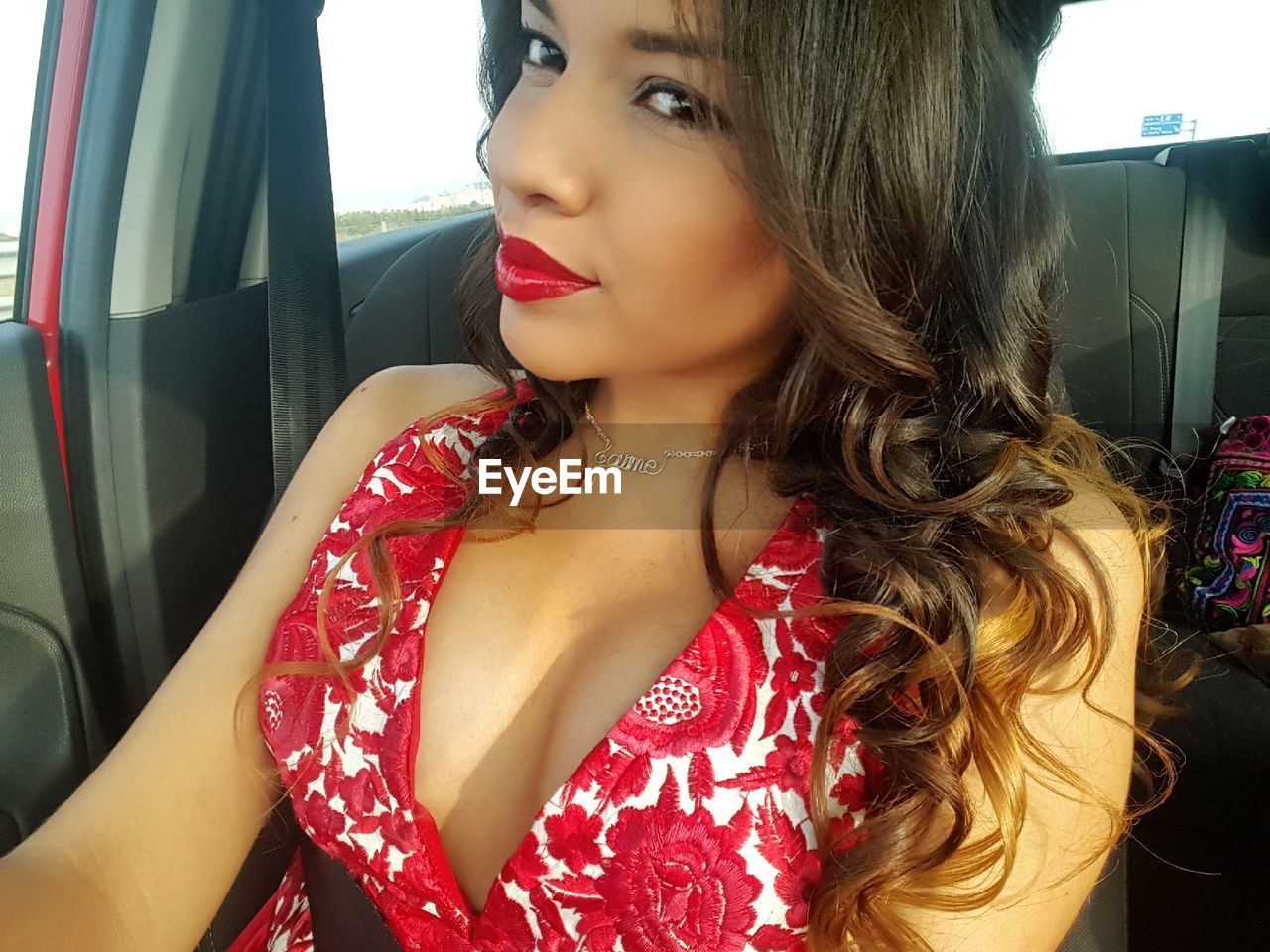 CLOSE-UP OF BEAUTIFUL YOUNG WOMAN IN CAR