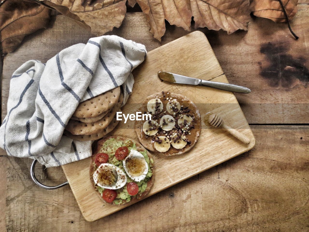 HIGH ANGLE VIEW OF OBJECTS ON TABLE