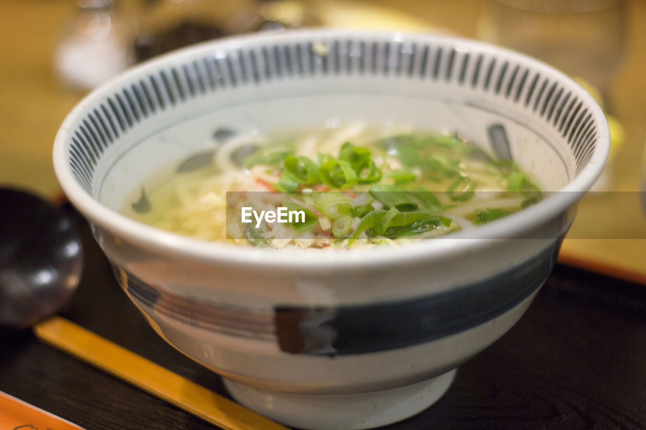 CLOSE-UP OF FRESH SOUP IN BOWL