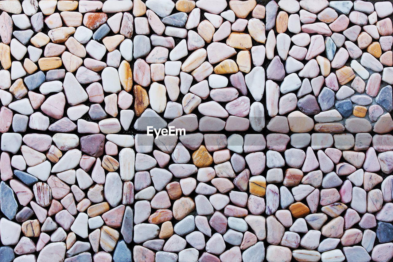 HIGH ANGLE VIEW OF STONES ON PEBBLES