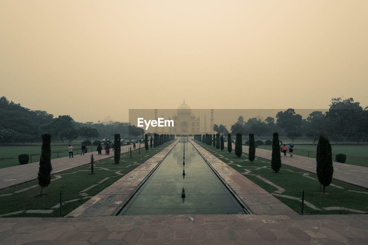 Group of people in front of taj mahal