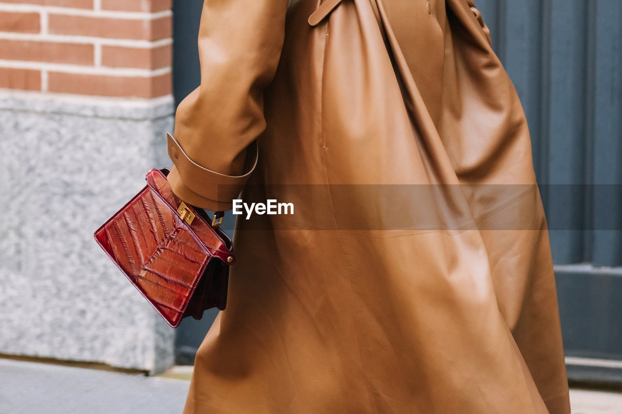 midsection of woman standing against building