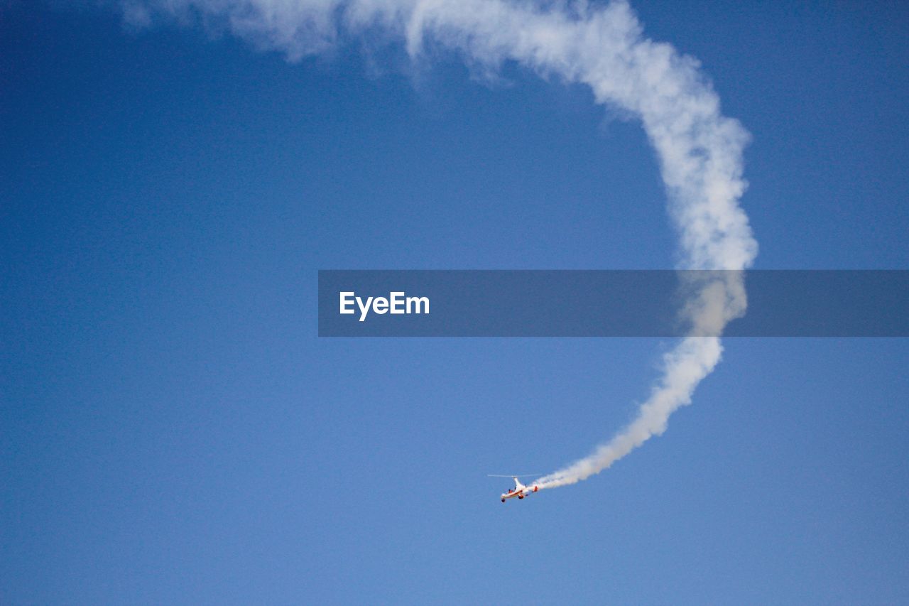 LOW ANGLE VIEW OF AIRPLANE AGAINST SKY