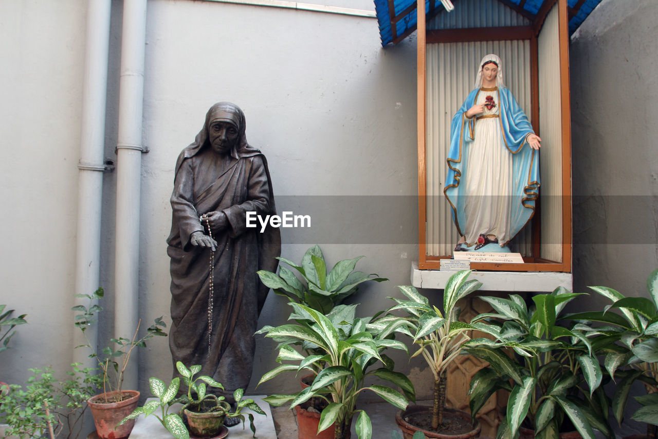 STATUE OF STATUES OUTSIDE TEMPLE