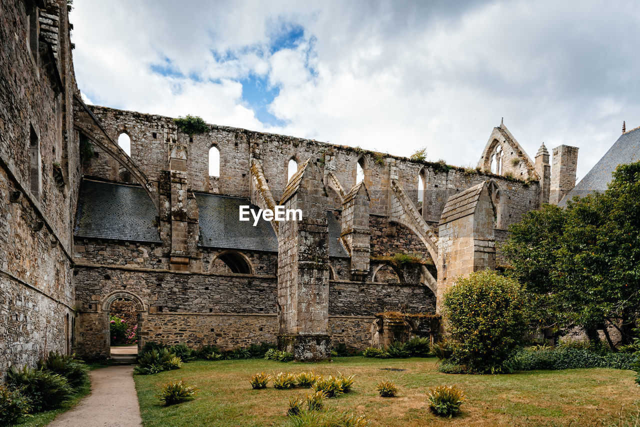 LOW ANGLE VIEW OF OLD BUILDING