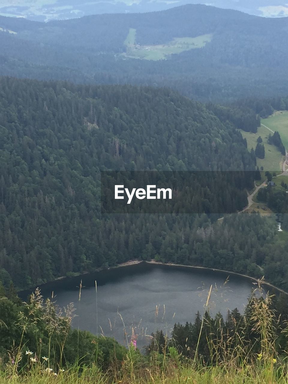 SCENIC VIEW OF RIVER IN MOUNTAINS